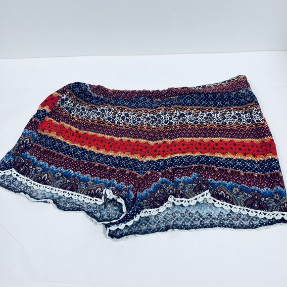 Patterned shorts Size Large - Picture 2 of 8